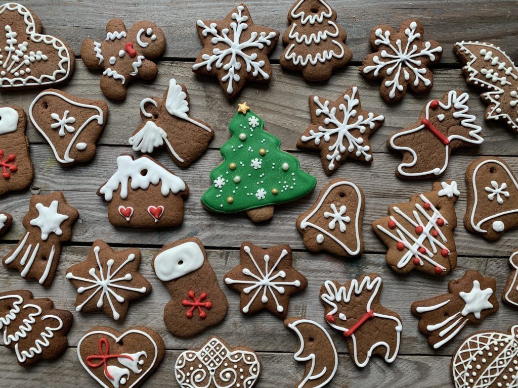 How to decorate Christmas cookies in bread