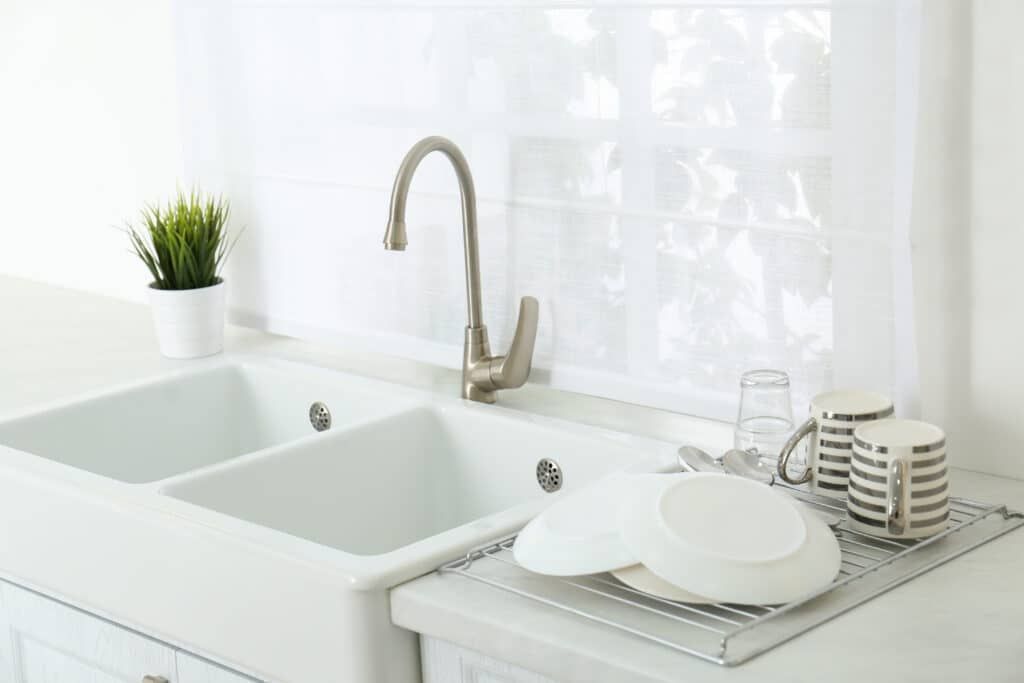 What are the advantages of ceramic sinks?